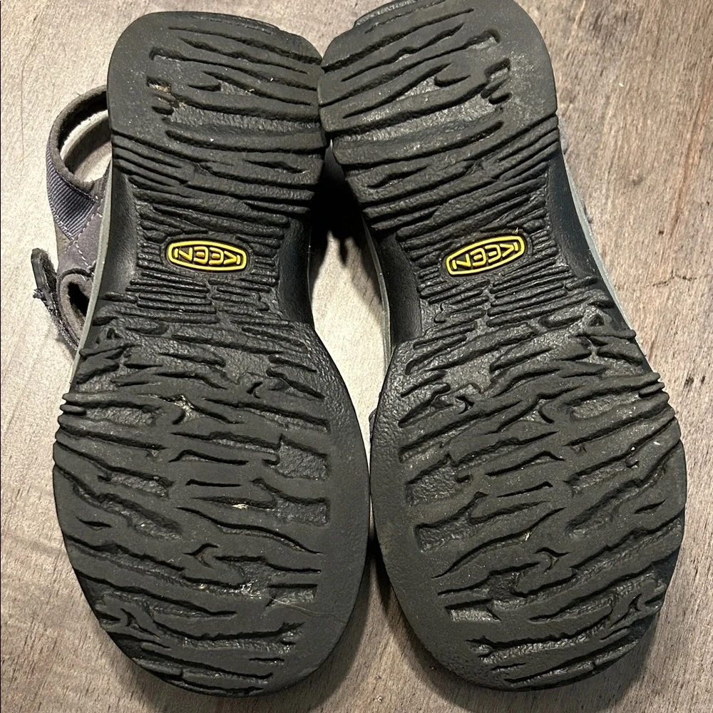KEEN sz 7 Charcoal Grey Sandals - Picture 2 of 3